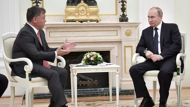 Президент РФ Владимир Путин и король Иордании Абдалла II бен аль Хусейн во время встречи. 15 февраля 2018