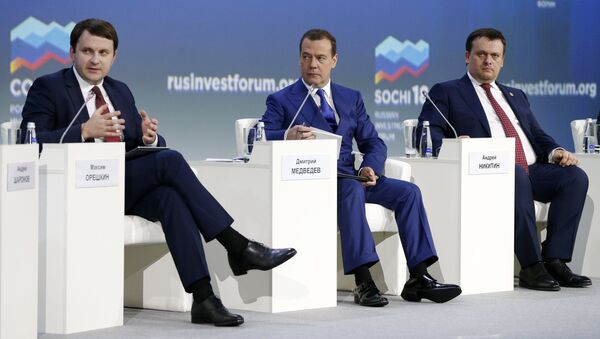Максим Орешкин и Дмитрий Медведев на пленарном заседании Инвестиции в регионы – инвестиции в будущее Российского инвестиционного форума Сочи-2018
