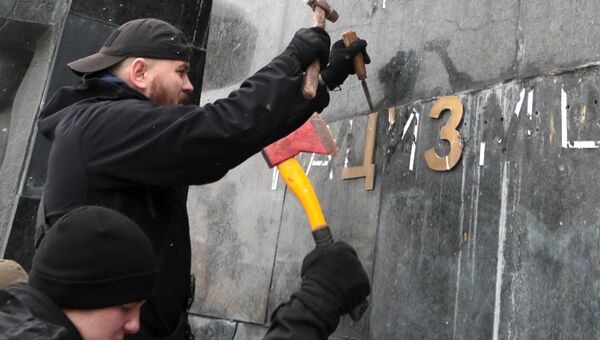 Националисты сбивают надписи на Монументе Славы во Львове
