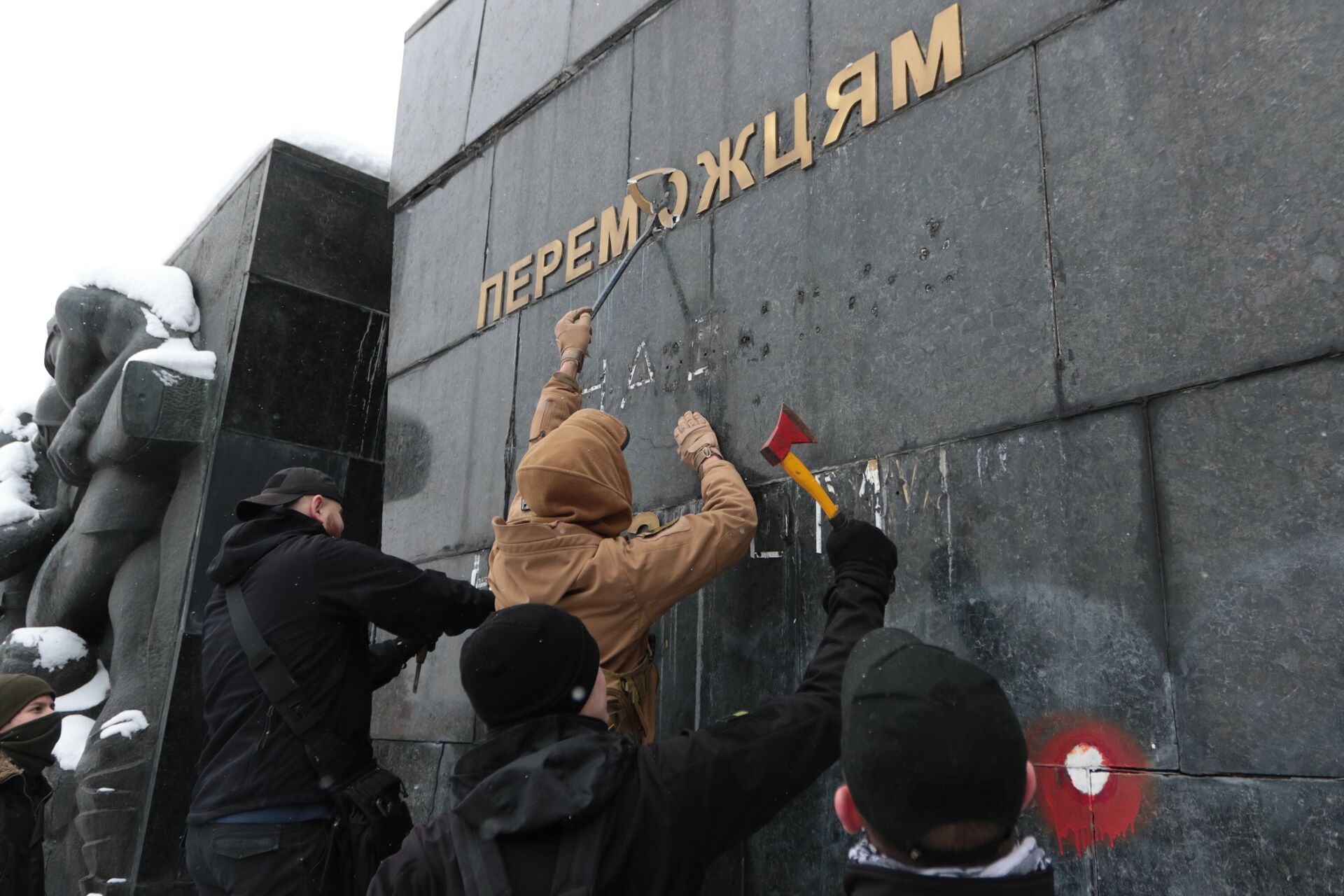 Националисты сбивают надписи на Монументе Славы во Львове. 15 февраля 2018 - РИА Новости, 1920, 24.06.2022