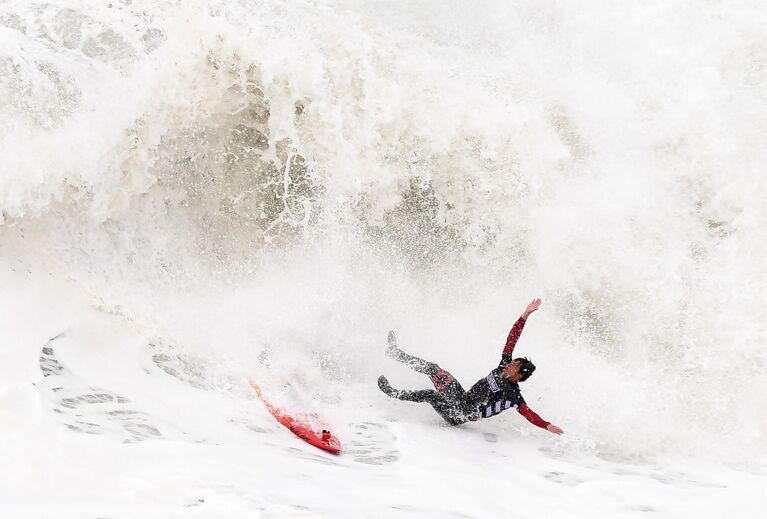 Серфер в финале чемпионата WSL Nazare Challenge в Португалии