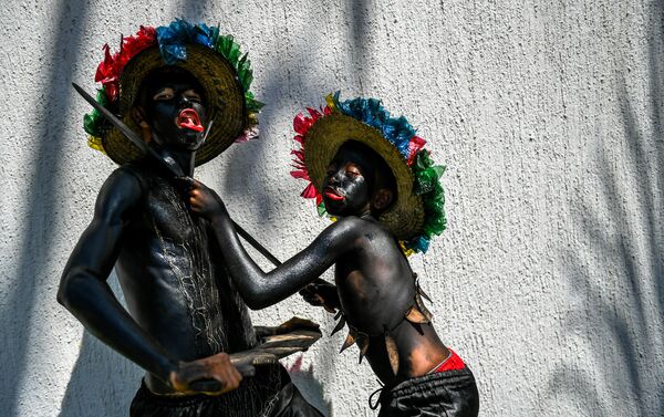 Гуляки Son de Negro перед началом карнавала в Барранкилье, Колумбия