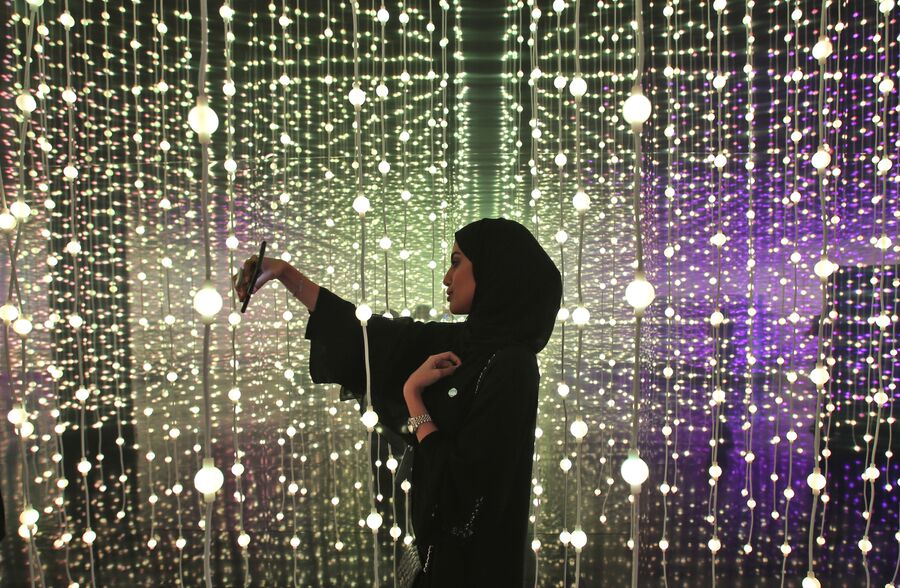 Женщина делает селфи на выставке в Дубае, ОАЭ 