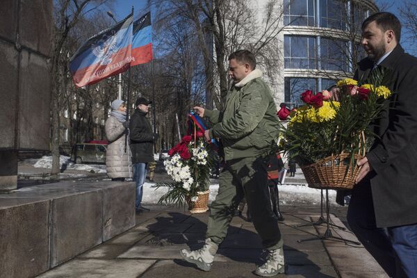 Премьер-министр Донецкой Народной Республики Александр Захарченко на митинге в честь годовщины образования Донецко-Криворожской республики. 12 февраля 2017 Премьер-министр Донецкой Народной Республики Александр Захарченко на митинге в честь годовщины образования Донецко-Криворожской республики. 12 февраля 2017