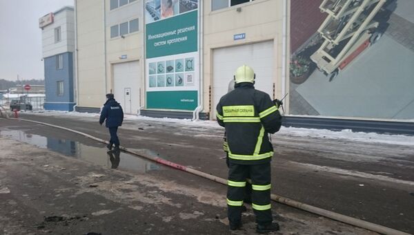 Сотрудники МЧС на месте возгорания в офисном здании в Химках. 16 февраля 2018