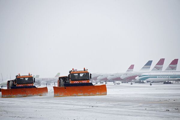 Снегоуборочная техника во время уборки в аэропорту Домодедово
