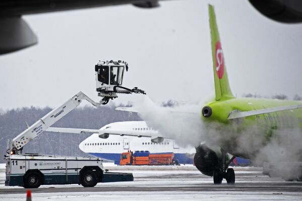 Самолет авиакомпании S7 во время противообледенительной обработки в аэропорту Домодедово