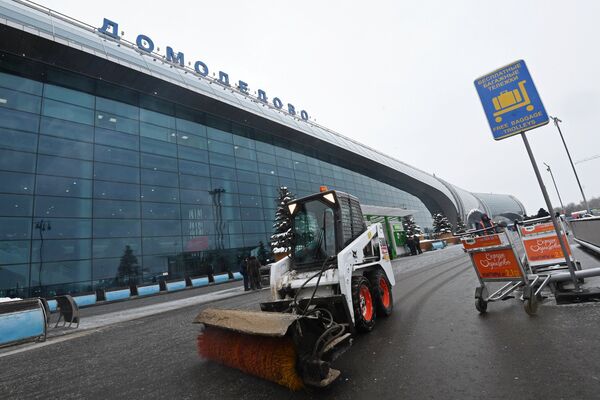 Снегоуборочная техника в аэропорту Домодедово
