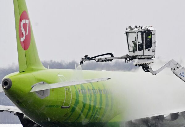 Самолет авиакомпании S7 во время противообледенительной обработки в аэропорту Домодедово