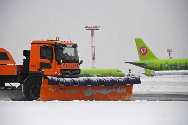 Снегоуборочная техника во время уборки в аэропорту Домодедово