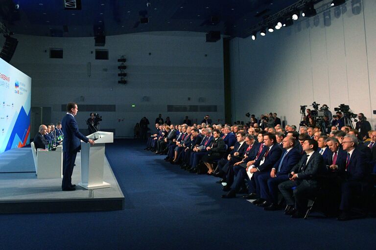 Председатель правительства РФ Дмитрий Медведев выступает на встрече с главами регионов в рамках Российского инвестиционного форума Сочи-2018 Председатель правительства РФ Дмитрий Медведев выступает на встрече с главами регионов в рамках Российского инвестиционного форума Сочи-2018