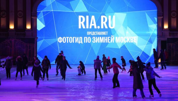 Ролик ria.ru/РИА новости, который прокатывается на катке на Пушкинской площади