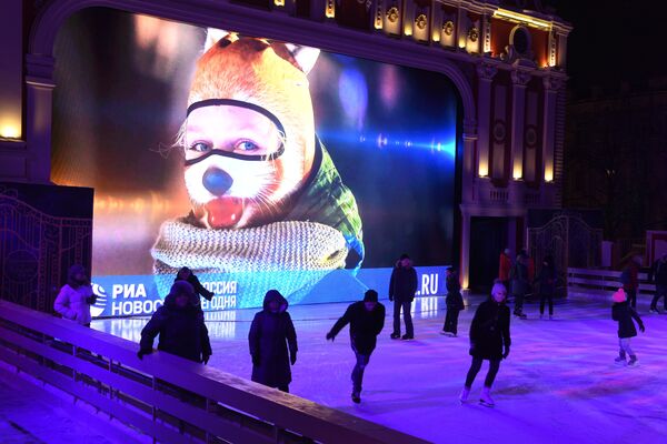 Ролик ria.ru/РИА новости, который прокатывается на катке на Пушкинской площади