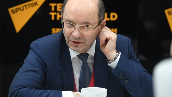 Александр Мишарин во время интервью в студии радио Sputnik на Российском инвестиционном форуме (РИФ-2018) в Сочи
