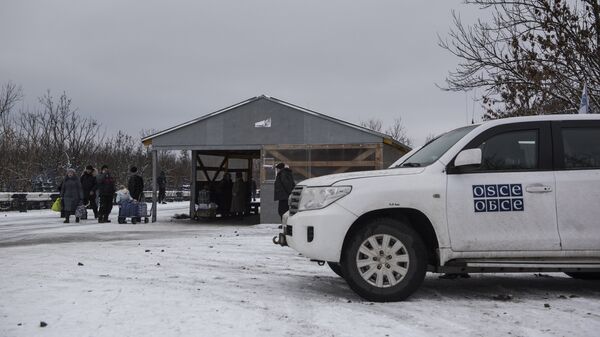 Автомобиль миссии ОБСЕ в районе временного пункта пропуска Станица Луганская между Украиной и Луганской народной республикой 