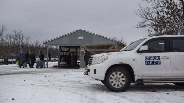 Автомобиль миссии ОБСЕ в районе временного пункта пропуска Станица Луганская между Украиной и Луганской народной республикой