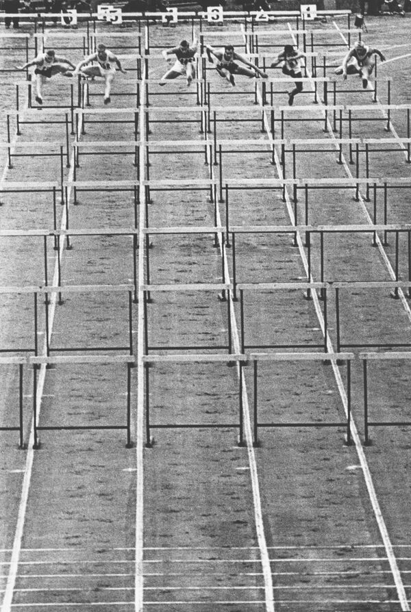 Работа фотографа Л. А. Бородулина Барьеры, барьеры..., 1962