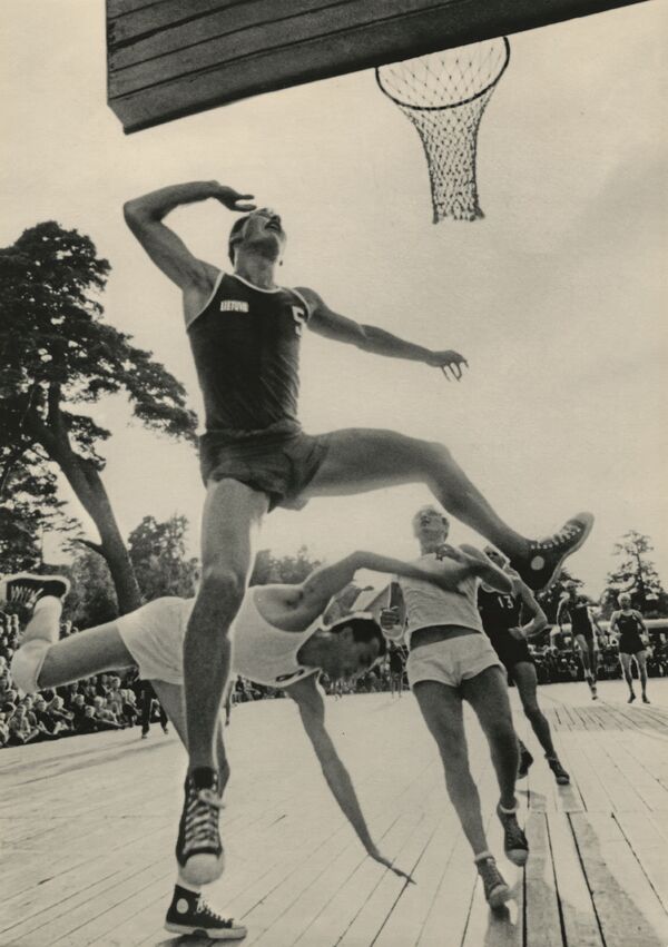 Работа фотографа Л. А. Бородулина Баскетбольный балет, г. Каунас, 1950-е