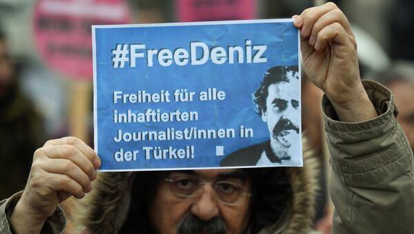 Активист требует освобождения заключенного в тюрьму турецко-немецкого журналиста Дениз Юджеля. Архивное фото