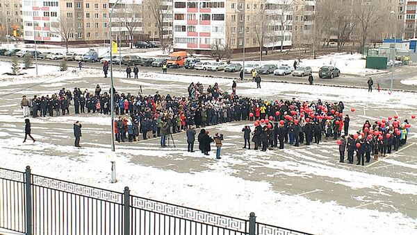 Участники акции памяти о жертвах крушения Ан-148 в Оренбурге. 16 февраля 2018