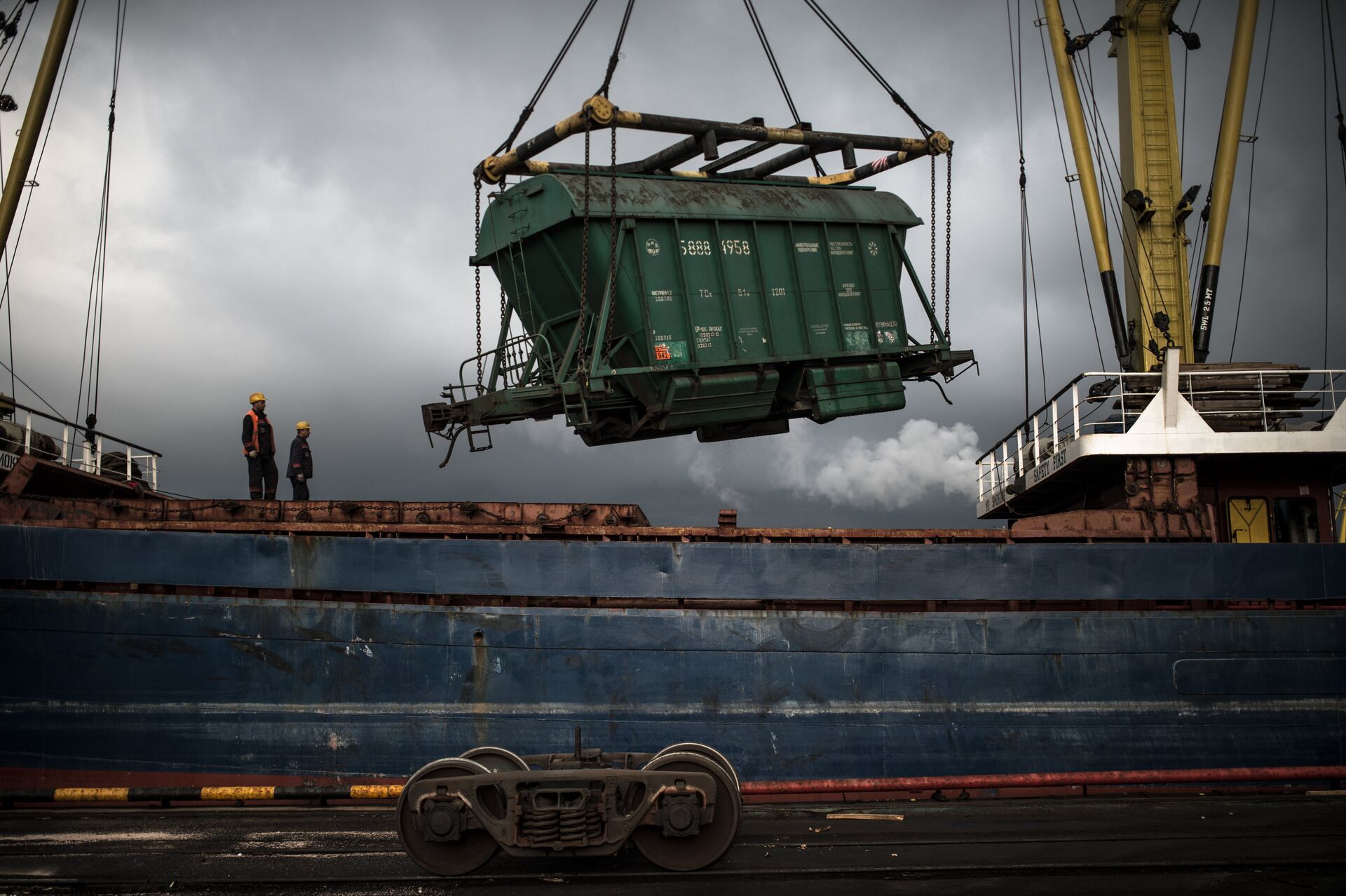 Выгрузка вагона с зерном в Новороссийском морском торговом порту - РИА Новости, 1920, 30.03.2022