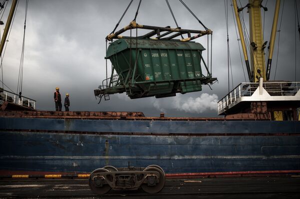 Выгрузка вагона с зерном в Новороссийском морском торговом порту Выгрузка вагона с зерном в Новороссийском морском торговом порту