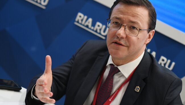 Временно исполняющий обязанности губернатора Самарской области Дмитрий Азаров во время интервью для сайта RIA.ru на Российском инвестиционном форуме в Сочи