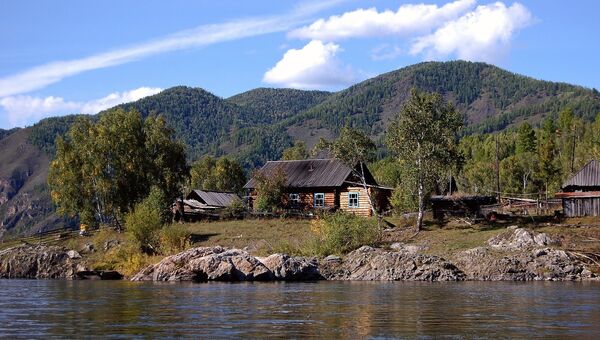 Деревянный дом в отдаленной русской деревне в республике Тыва