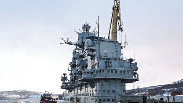 Тяжелый авианесущий крейсер Северного флота Адмирал Кузнецов в Мурманске. Архивное фото