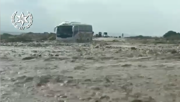 Автобус с украинскими туристами во время паводка в районе Мертвого моря. 17 февраля 2018