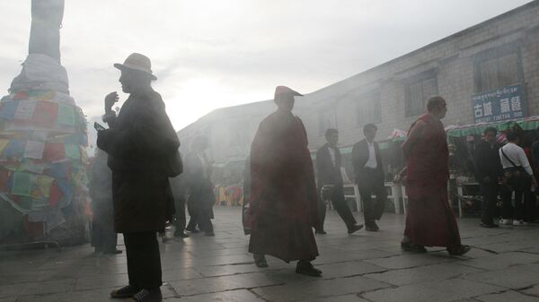 На территории буддийского храма Джоканг в Тибете. Архивное фото