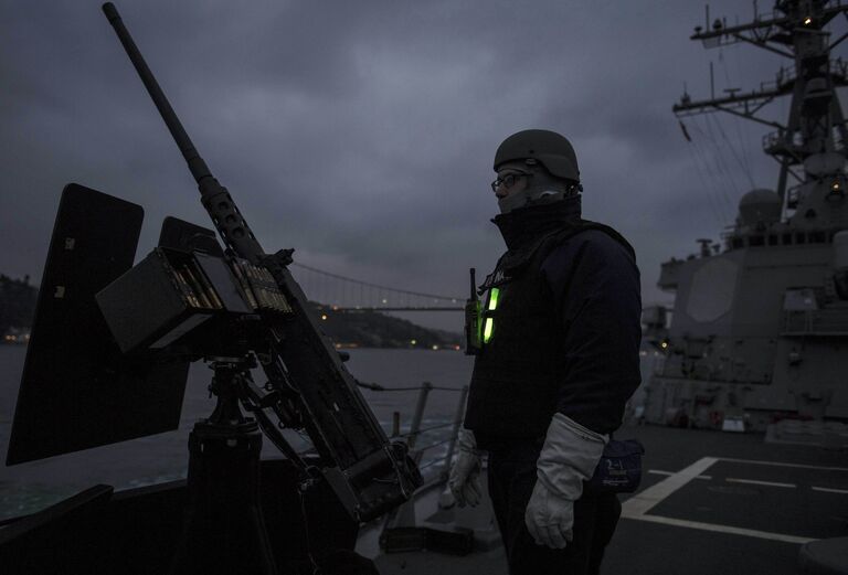 Американский военнослужащий на эскадренном миноносце ВМС США Карни Американский военнослужащий на эскадренном миноносце ВМС США Карни