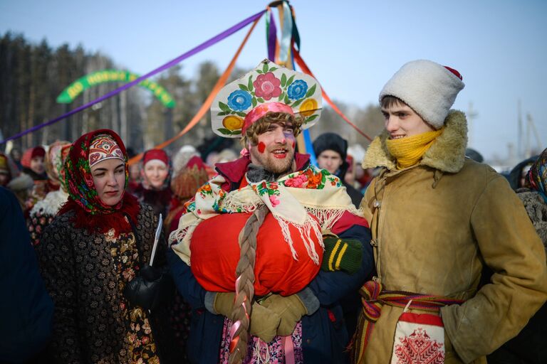 Участники праздничных гуляний, посвященных проводам Широкой Масленицы в парке наукограда Кольцово в Новосибирской области. 17 февраля 2018