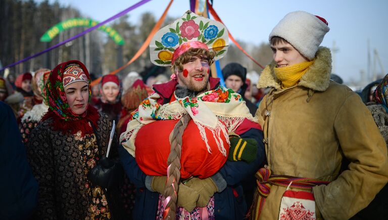 Участники праздничных гуляний, посвященных проводам Широкой Масленицы в парке наукограда Кольцово в Новосибирской области. 17 февраля 2018