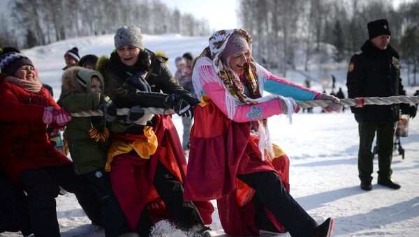 Состязание по перетягиванию каната на праздничных гуляниях, посвященных проводам Широкой Масленицы в Новосибирской области. 17 февраля 2018