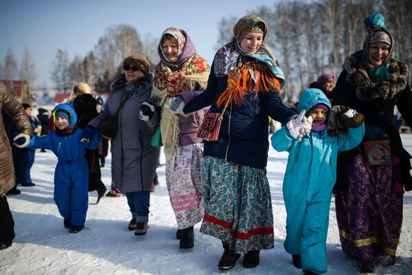 Участники праздничных гуляний, посвященных проводам Широкой Масленицы в парке наукограда Кольцово в Новосибирской области. 17 февраля 2018