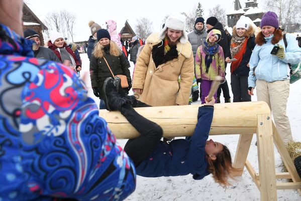 Участники праздничных гуляний в Суздале, посвященных проводам Широкой Масленицы. 17 февраля 2018