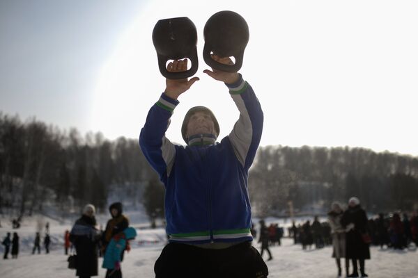Участник праздничных гуляний, посвященных проводам Широкой Масленицы в парке наукограда Кольцово в Новосибирской области. 17 февраля 2018