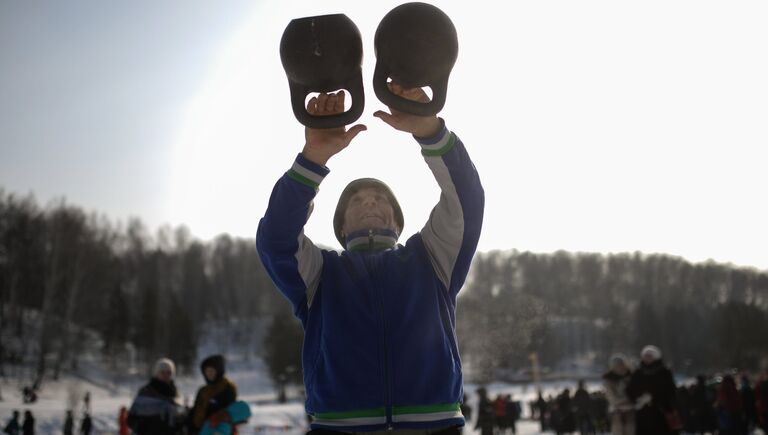 Участник праздничных гуляний, посвященных проводам Широкой Масленицы в парке наукограда Кольцово в Новосибирской области. 17 февраля 2018
