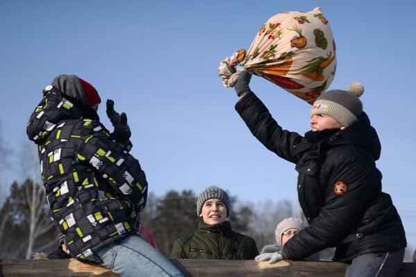 Участники традиционной забавы бой мешками во время проводов Широкой Масленицы в парке наукограда Кольцово в Новосибирской области. 17 февраля 2018