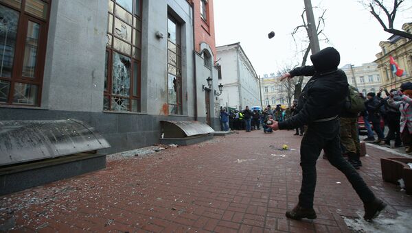 Радикалы громят здание Россотрудничества в Киеве. 18 февраля 2018