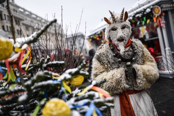 Участник Масленичных гуляний на Манежной площади в Москве