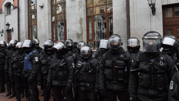 Сотрудники правоохранительных органов у здания Россотрудничества в Киеве, где проходит антироссийская акция радикалов. 18 февраля 2018