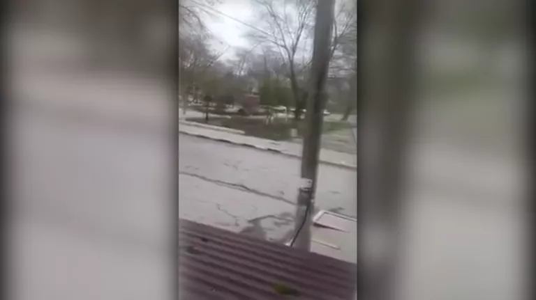 Звуки выстрелов и крики во время стрельбы в Кизляре сняли на видео очевидцы Звуки выстрелов и крики во время стрельбы в Кизляре сняли на видео очевидцы
