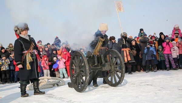 Взятие снежной крепости во празднования казачьей Масленицы в Иркутске начинается с залпа пушки. 18 февраля 2018