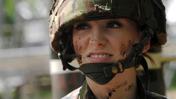 Победительница конкурса красоты Мисс Англия - 2009 Катрина Ходж во время прохождения службы в армии
