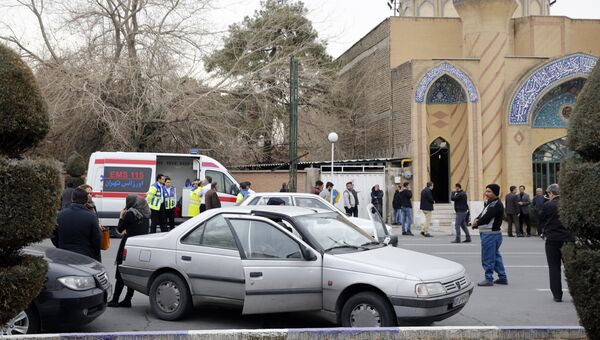 Родственники пассажиров иранского самолета Aseman Airlines EP3704, потерпевшего крушение, перед мечетью около аэропорта в Тегеране. 18 февраля 2018
