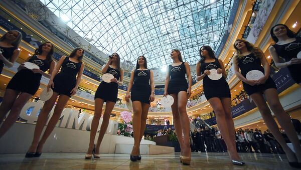 Участницы открытого кастинга национального конкурса Мисс Россия в торговом центре Афимолл Сити в Москве