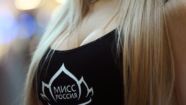 Участница открытого кастинга национального конкурса Мисс Россия в торговом центре Афимолл Сити в Москве