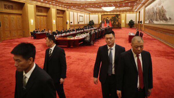 Сотрудники китайских спецслужб во время встречи президента США Дональда Трампа и главы КНР Си Цзиньпина в Пекине. 9 ноября 2017